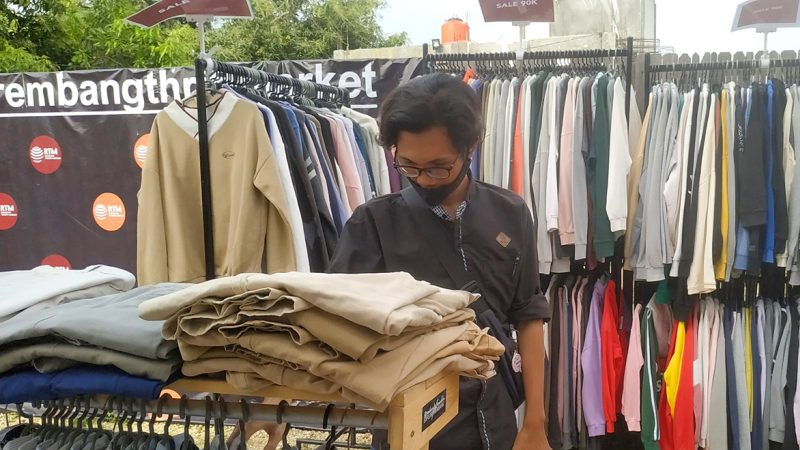 Tren Thrifting: Berburu Harta Karun di Toko Barang Bekas